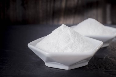 masanın üzerine bir kase kabartma tozu