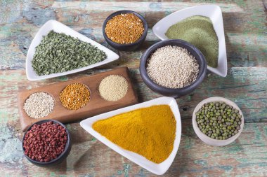 toplama masaya rasgele düzenlenmiş çeşitli kaplarda süper gıdalar