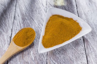 ahşap masa, curcuma longa ıslak zeminde zerdeçal tozu