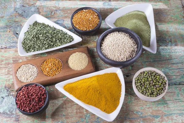 toplama masaya rasgele düzenlenmiş çeşitli kaplarda süper gıdalar