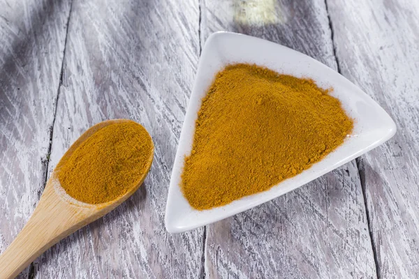 ahşap masa, curcuma longa ıslak zeminde zerdeçal tozu