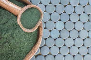 Deniz yosunu toz spirulina ahşap arka plan üzerinde