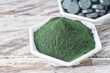 Deniz yosunu toz spirulina ahşap arka plan üzerinde