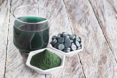 Deniz yosunu toz spirulina ahşap arka plan üzerinde