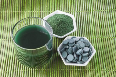 Deniz yosunu toz spirulina ahşap arka plan üzerinde