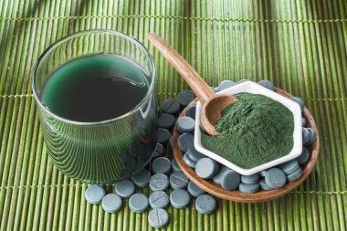 Deniz yosunu toz spirulina ahşap arka plan üzerinde