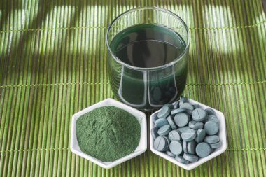 Deniz yosunu toz spirulina ahşap arka plan üzerinde