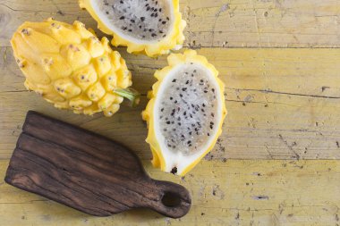 Ahşap arka planda sarı pitahaya ejder meyvesi