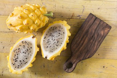 Ahşap arka planda sarı pitahaya ejder meyvesi