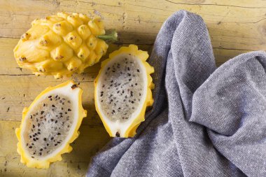 Ahşap arka planda sarı pitahaya ejder meyvesi