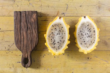 Ahşap arka planda sarı pitahaya ejder meyvesi