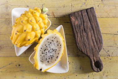 Ahşap arka planda sarı pitahaya ejder meyvesi