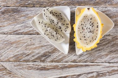 Ahşap arka planda sarı pitahaya ejder meyvesi