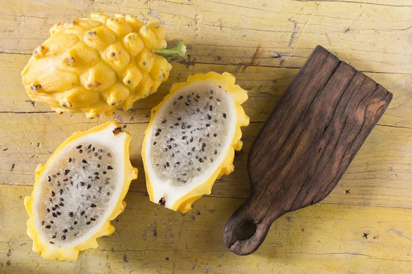Ahşap arka planda sarı pitahaya ejder meyvesi