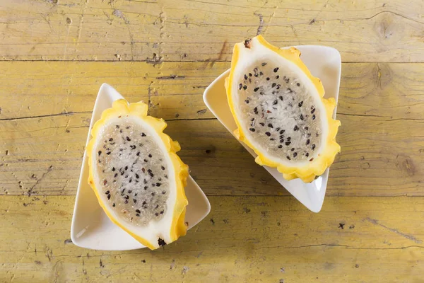 Ahşap arka planda sarı pitahaya ejder meyvesi