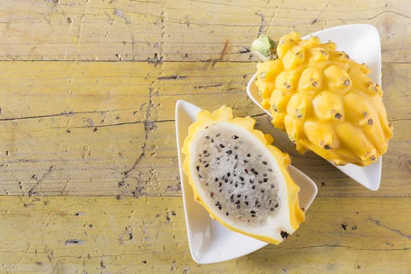 Fruta Dragón Pitahaya Amarillo Sobre Fondo Madera —  Fotos de Stock
