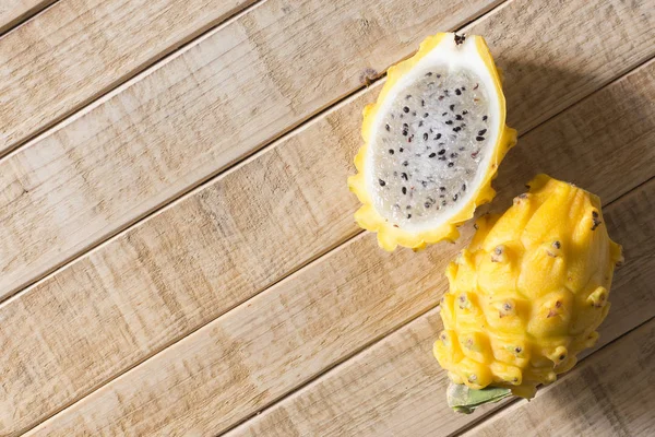 Ahşap arka planda sarı pitahaya ejder meyvesi