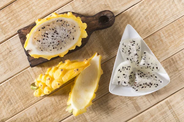 Ahşap arka planda sarı pitahaya ejder meyvesi