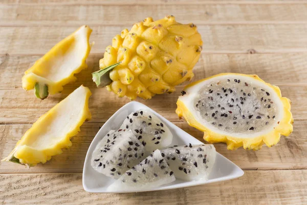 Ahşap arka planda sarı pitahaya ejder meyvesi