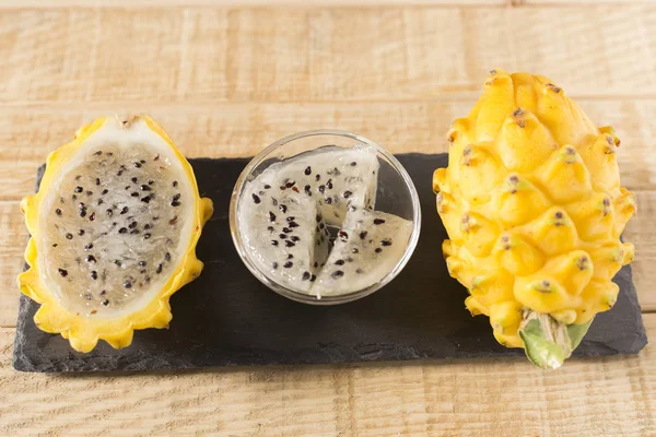 Ahşap arka planda sarı pitahaya ejder meyvesi