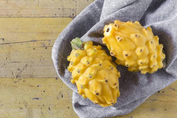 Fruits Dragon Pitahaya Jaune Sur Fond Bois — Photo