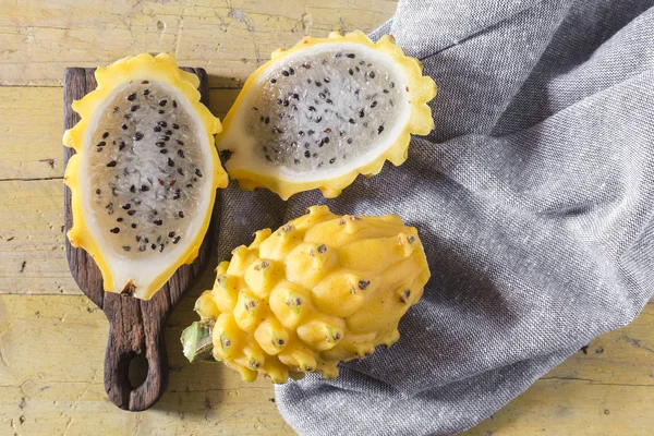 Ahşap arka planda sarı pitahaya ejder meyvesi