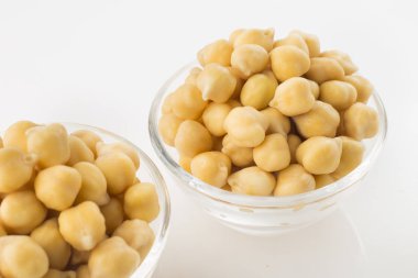 Beyaz arka plan üzerinde izole kase nohut tahıl (Cicer arietinum)