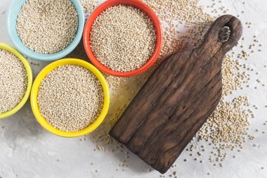 Beyaz arka plan üzerinde renkli kapta organik quinua tahıl