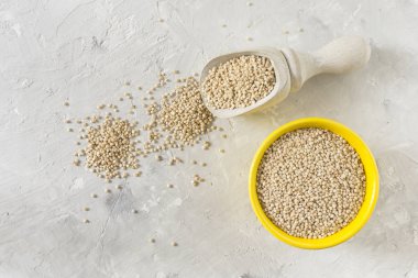 Beyaz arka plan üzerinde renkli kapta organik quinua tahıl