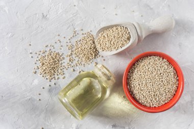 Beyaz arka plan üzerinde renkli kapta organik quinua tahıl