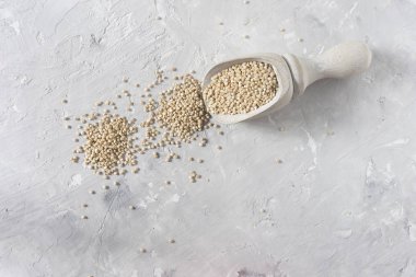 Beyaz arka plan üzerinde renkli kapta organik quinua tahıl