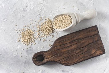 Beyaz arka plan üzerinde renkli kapta organik quinua tahıl