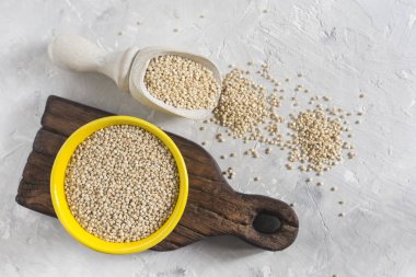 Beyaz arka plan üzerinde renkli kapta organik quinua tahıl