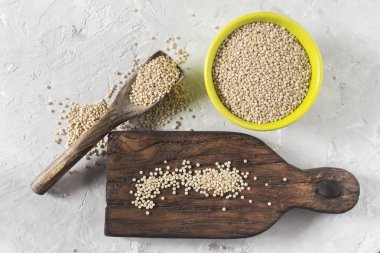 Beyaz arka plan üzerinde renkli kapta organik quinua tahıl