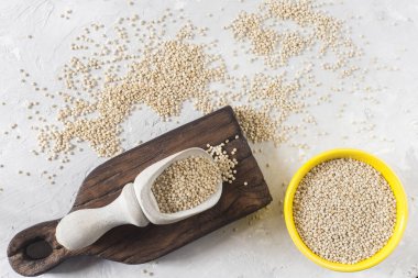 Beyaz arka plan üzerinde renkli kapta organik quinua tahıl