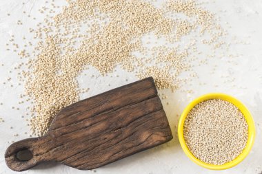 Beyaz arka plan üzerinde renkli kapta organik quinua tahıl