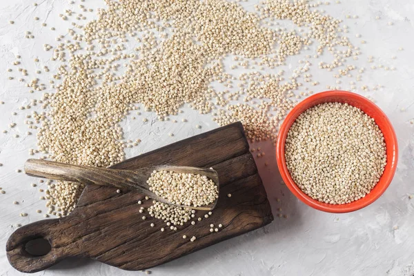 Beyaz arka plan üzerinde renkli kapta organik quinua tahıl