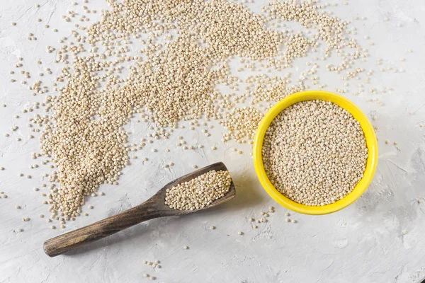 Beyaz arka plan üzerinde renkli kapta organik quinua tahıl