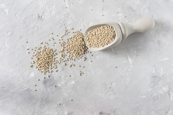 Beyaz arka plan üzerinde renkli kapta organik quinua tahıl