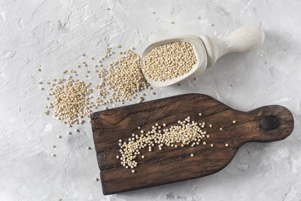 Beyaz arka plan üzerinde renkli kapta organik quinua tahıl