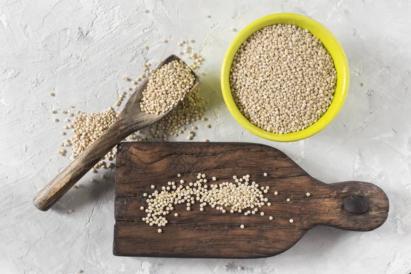 Beyaz arka plan üzerinde renkli kapta organik quinua tahıl