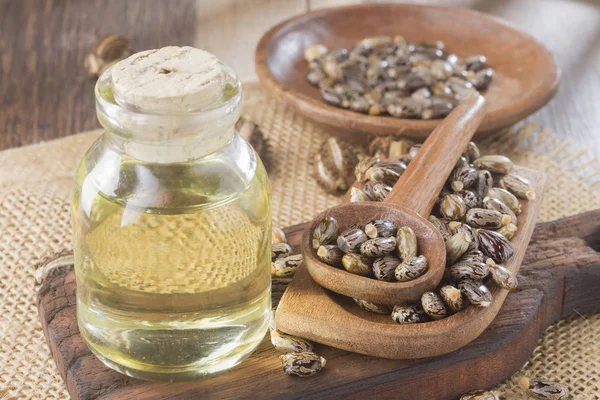 tohum ve Hint yağı ahşap masa - Ricinus communis üzerinde