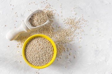 Beyaz arka plan üzerinde renkli kapta organik quinua tahıl