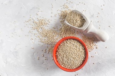 Beyaz arka plan üzerinde renkli kapta organik quinua tahıl