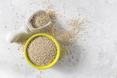 Beyaz arka plan üzerinde renkli kapta organik quinua tahıl