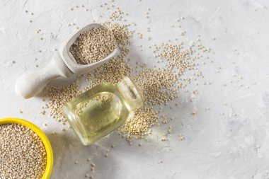 Beyaz arka plan üzerinde renkli kapta organik quinua tahıl