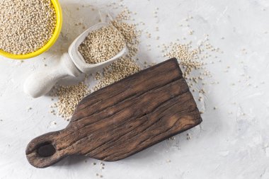 Beyaz arka plan üzerinde renkli kapta organik quinua tahıl