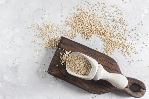 Beyaz arka plan üzerinde renkli kapta organik quinua tahıl