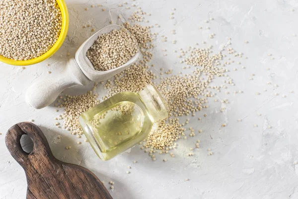 Beyaz arka plan üzerinde renkli kapta organik quinua tahıl