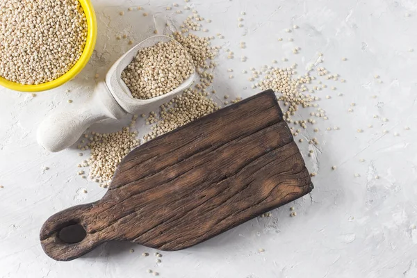 Beyaz arka plan üzerinde renkli kapta organik quinua tahıl